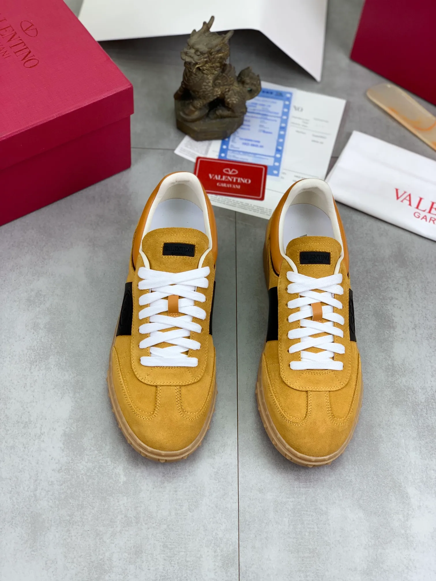Men's Men's Shoes P520 New Couple Style Valentino Valentino 2025/UPVILLAGE Couple Casual Sports Shoes Moral Training Shoes 🆚Professional high-end, perfect replica, first-class quality, all made of original 1:1 materials, exclusive mold opening! 🎁Full set of high-end packaging at the counter ✔️Fabric: high mercerized cowhide ✔️Outsole: TPU material outsole ✔️Size: female 35-40 male 39-45 (female 41 male 38.46) 🆚All details are customized at 1:1 mold, striving for perfection!